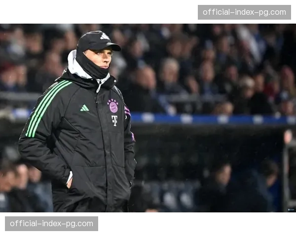 温情一幕:拜仁球迷在南看台展示感谢图赫尔的大型横幅